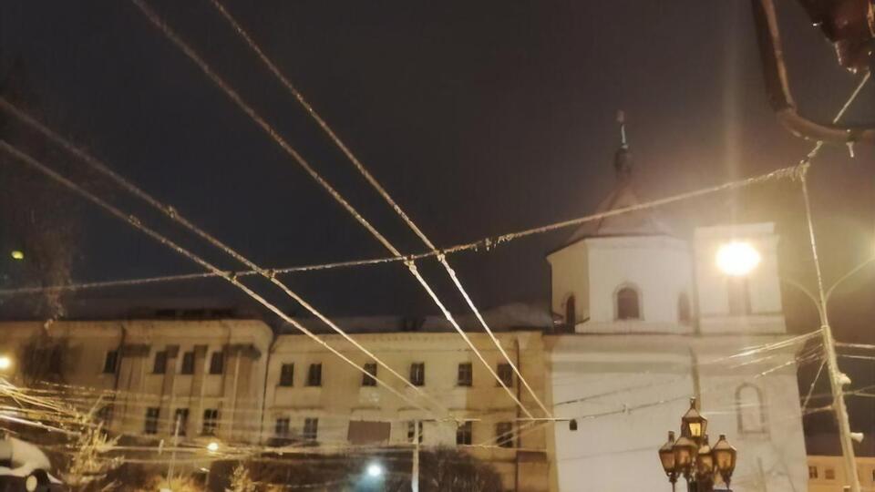 Контактные сети обледенели, и трамваи и троллейбусы не работают