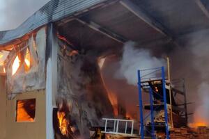 Пожар в подмосковной Балашихе удалось потушить но крыша ТЦ обрушилась