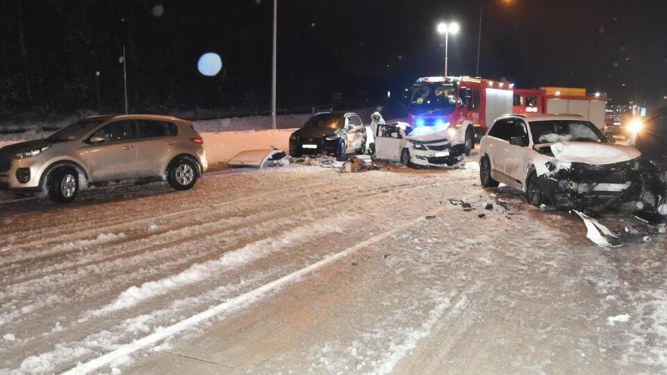 За поганої погоди на дорозі зіткнулося п'ять машин