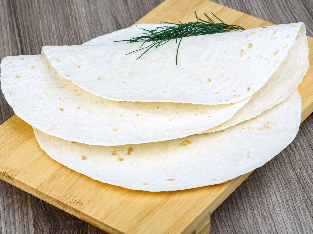 Для лаваша&nbsp;понадобится 450 г муки, 0.5 ч. л. соли и 250 мл теплой воды