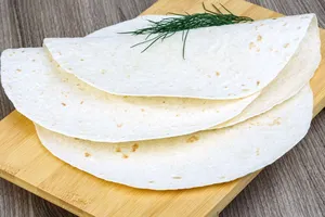 Для лаваша понадобится 450 г муки, 0.5 ч. л. соли и 250 мл теплой воды