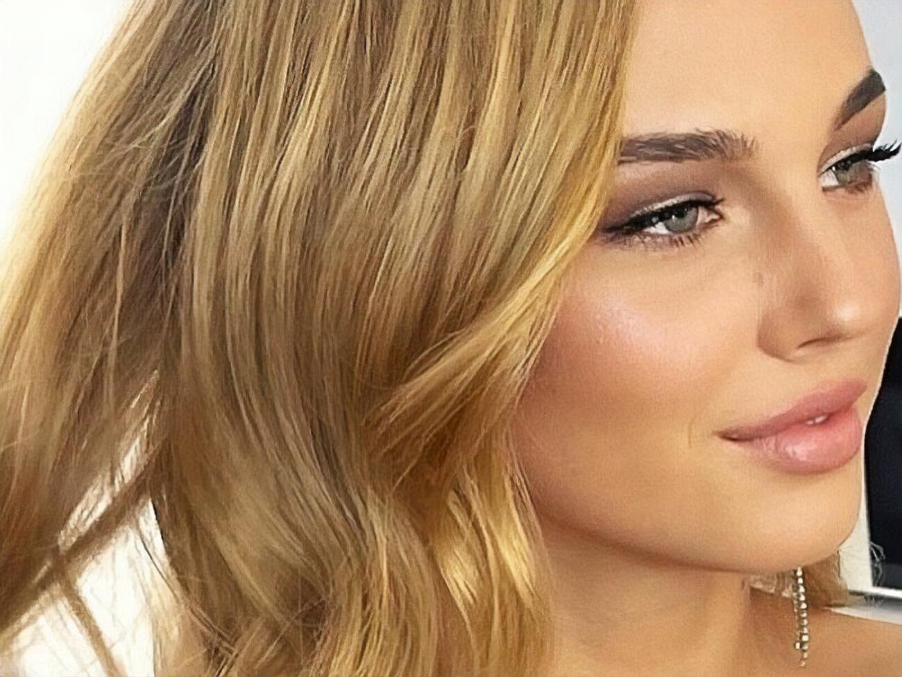 Белодед выбрала монохромный образ