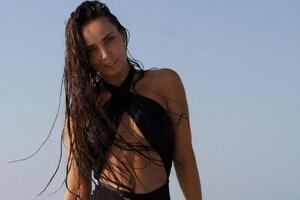 Мишина ежедневно выполняет упражнение "вакуум" для плоского живота