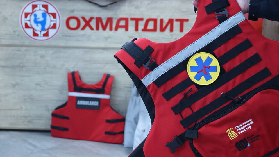 Лікарям передали спеціальні бронежилети