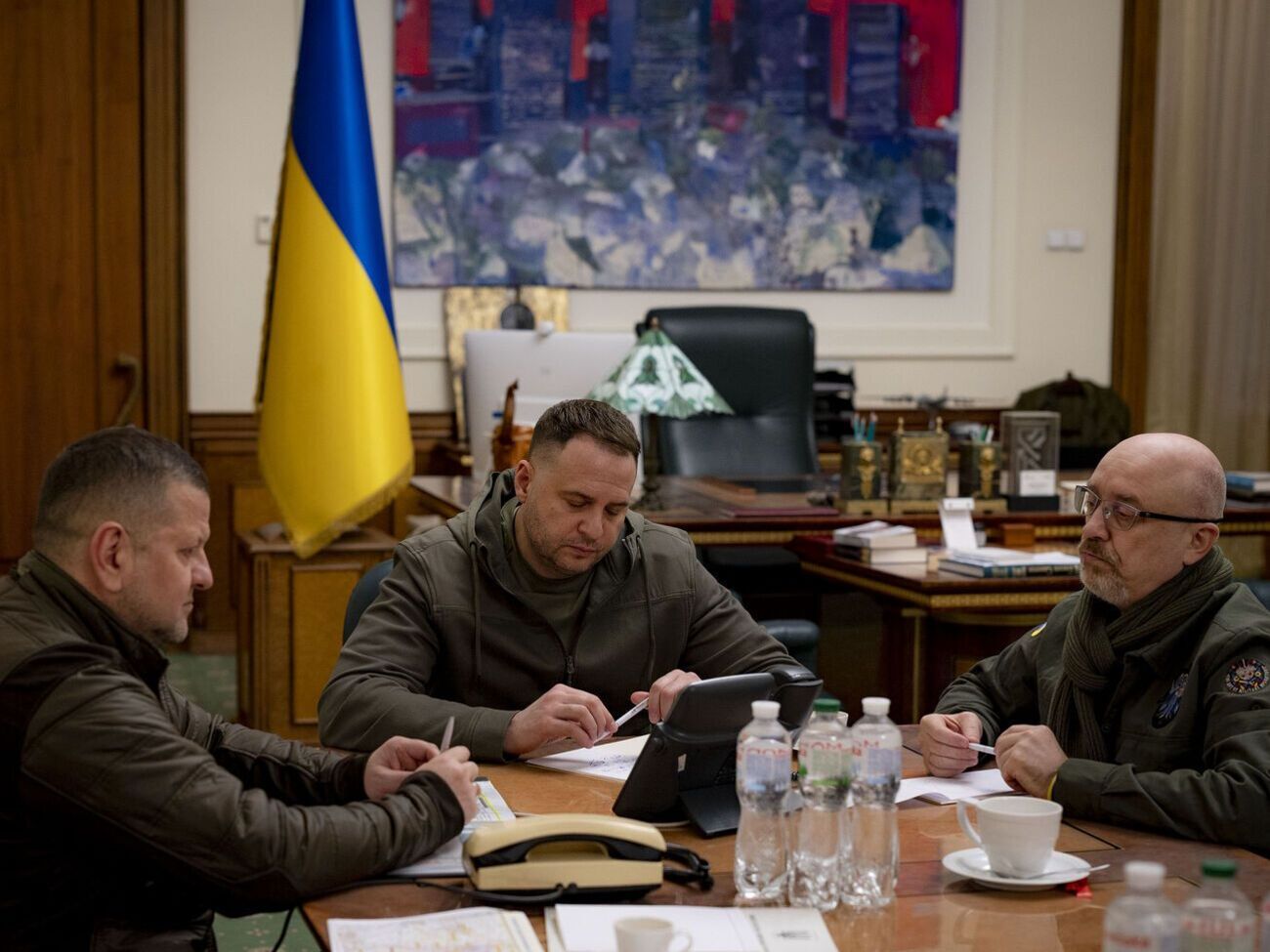 Представители Украины проинформировали собеседников из США об "актуальной ситуации на фронте и мерах, предпринимаемых для противодействия российскому агрессору", отметили в ОПУ