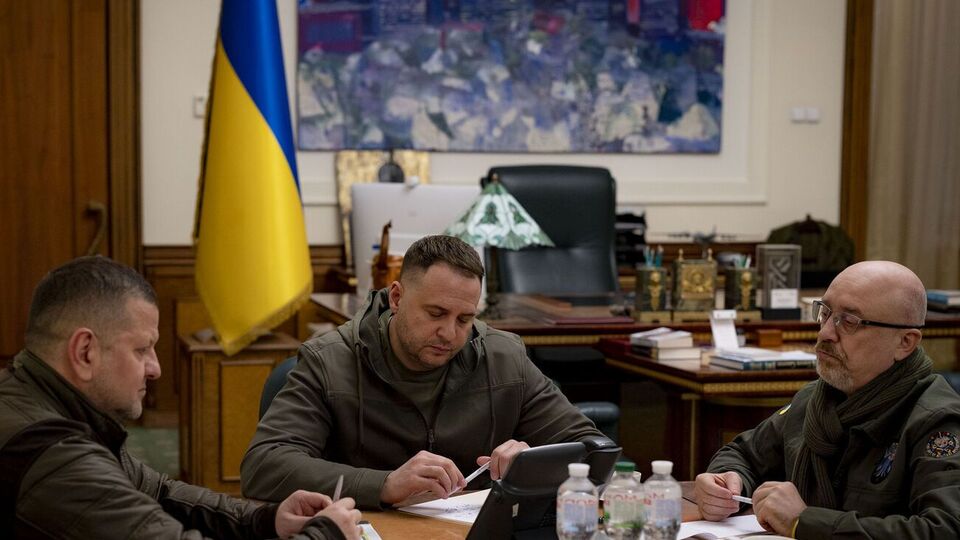 Представители Украины проинформировали собеседников из США об "актуальной ситуации на фронте и мерах, предпринимаемых для противодействия российскому агрессору", отметили в ОПУ