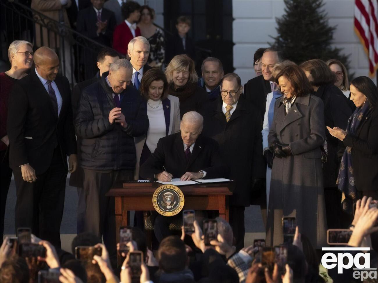 Байден торжественно подписал закон в присутствии приглашенных гостей