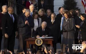 Байден торжественно подписал закон в присутствии приглашенных гостей