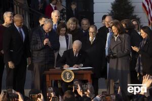 Байден торжественно подписал закон в присутствии приглашенных гостей