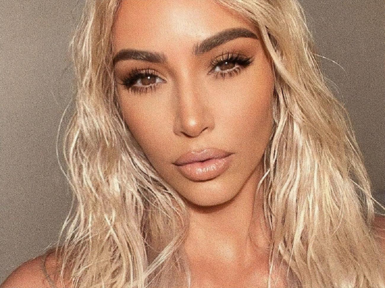 Кардашян показала себя со всех сторон