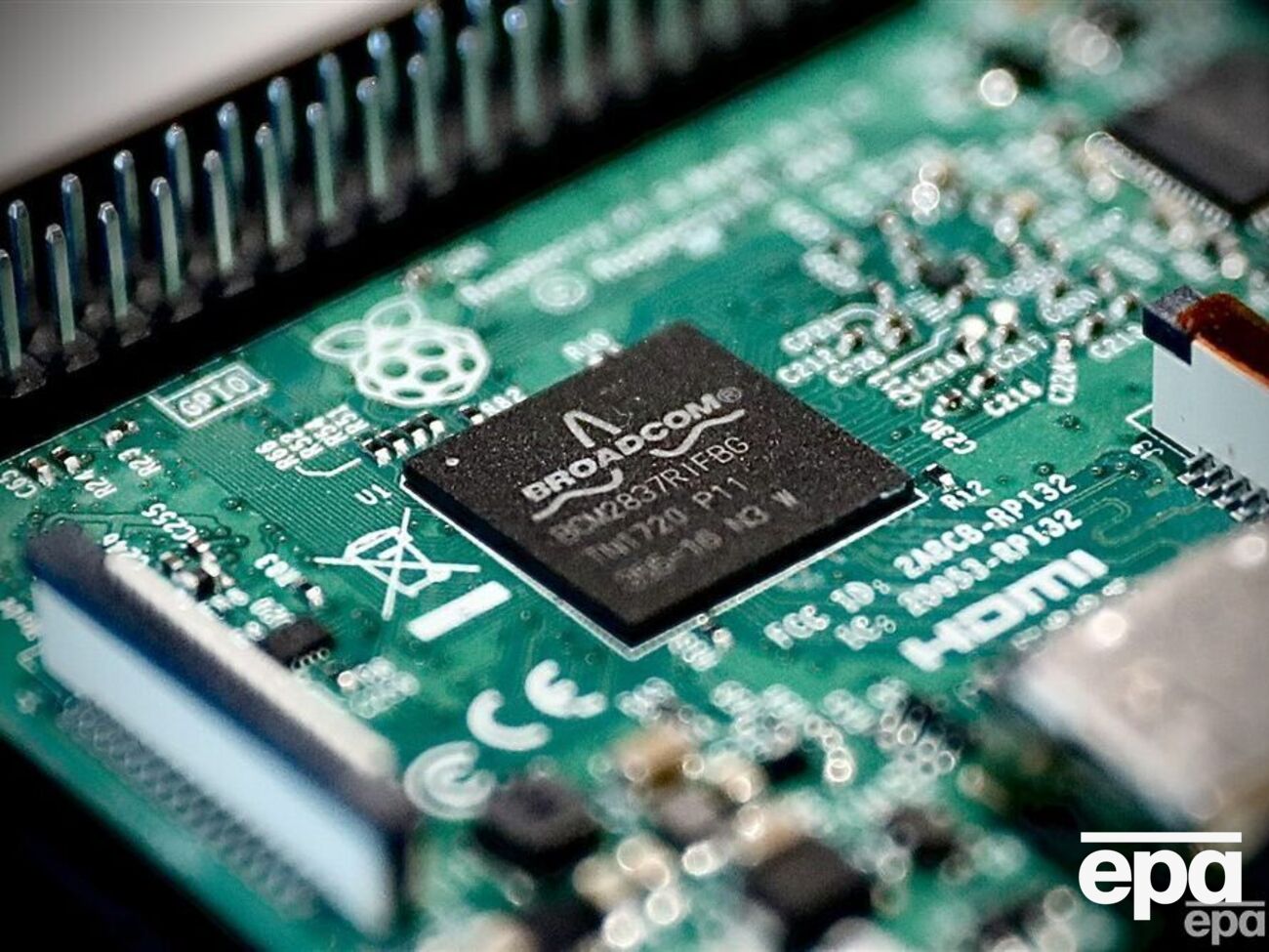 Серед товарів, які ввозять, є комп'ютерні чипи американських і європейських компаній