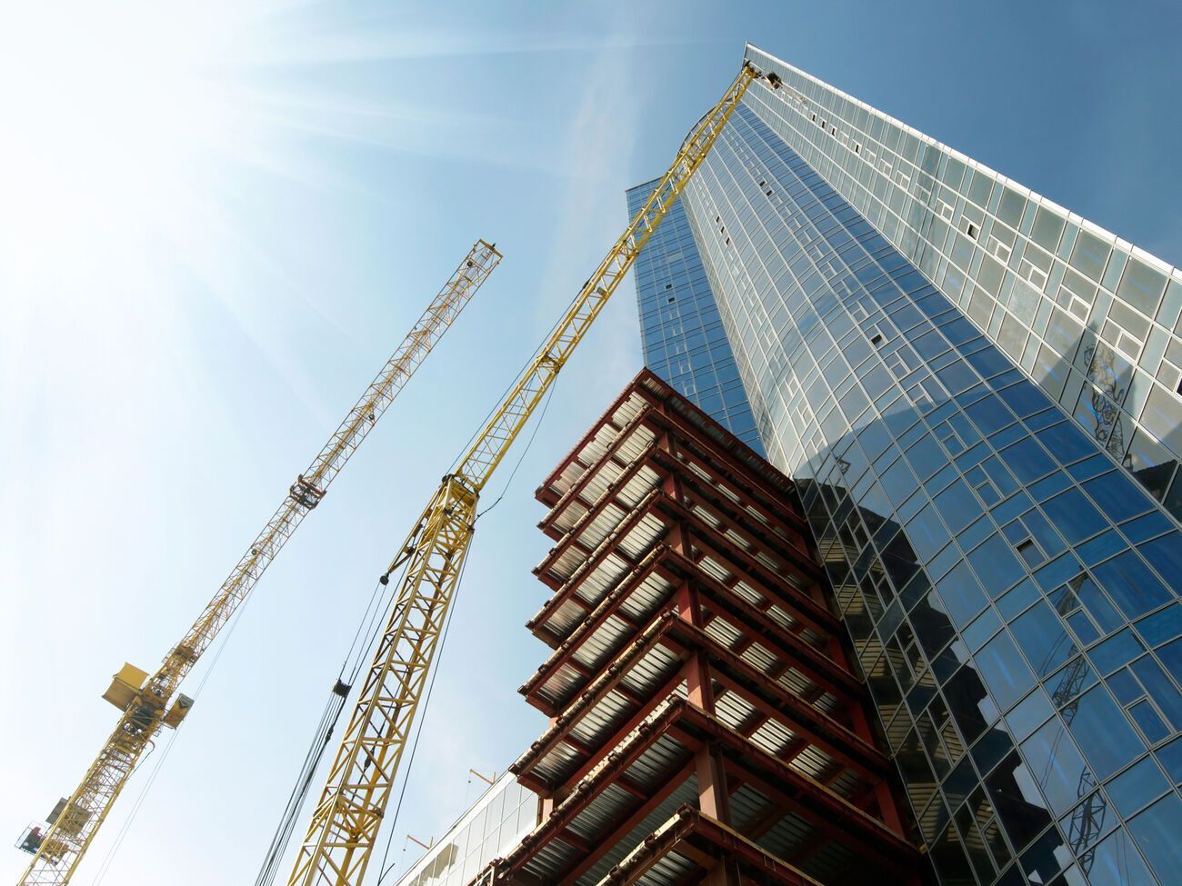 Автор и подписанты петиции считают, что новый закон ускорит "процесс хаотичной застройки городов и осквернения исторических памятников"