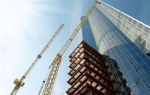 Автор и подписанты петиции считают, что новый закон ускорит "процесс хаотичной застройки городов и осквернения исторических памятников"