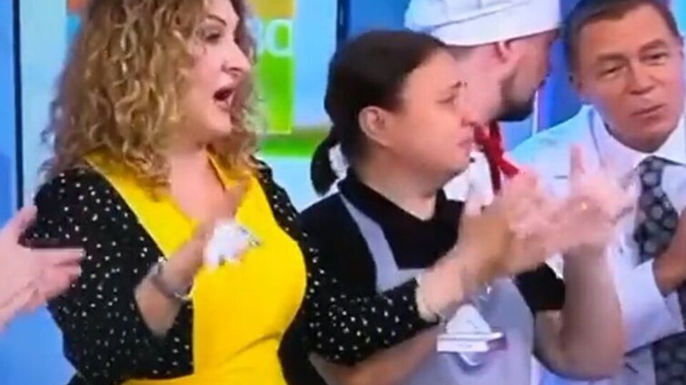 Один із учасників шоу відповів, що пісня, яка прозвучала в ефірі пропагандистського каналу, була українською мовою, але ведуча почала протестувати