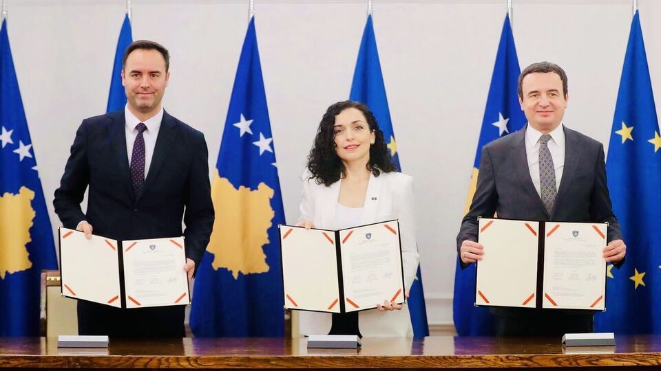 Османі, а також глава уряду та спікер парламенту Косова підписали заявку на вступ до ЄС