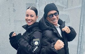 Ван Дамм также фотографировался с украинскими полицейскими