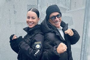 Ван Дамм также фотографировался с украинскими полицейскими