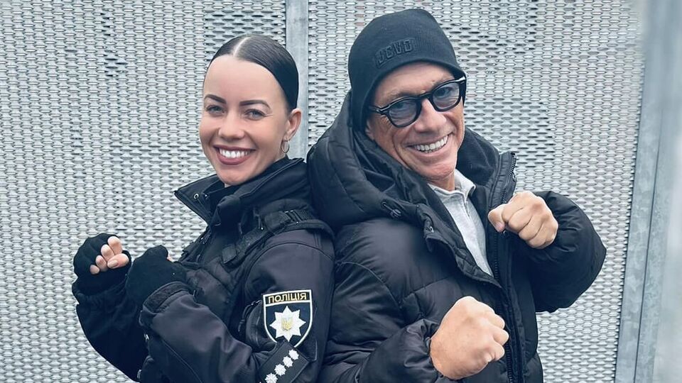 Ван Дамм также фотографировался с украинскими полицейскими