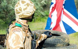 Британские морпехи участвовали в эвакуации дипломатов Великобритании из Украины в начале года