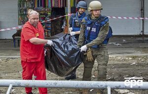 На фото июль 2022 года, журналисты в Харькове помогают медикам нести тело гражданского, погибшего в результате российского обстрела