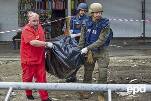 На фото – липень 2022 року, журналісти у Харкові допомагають медикам нести тіло цивільного, який загинув унаслідок російського обстрілу