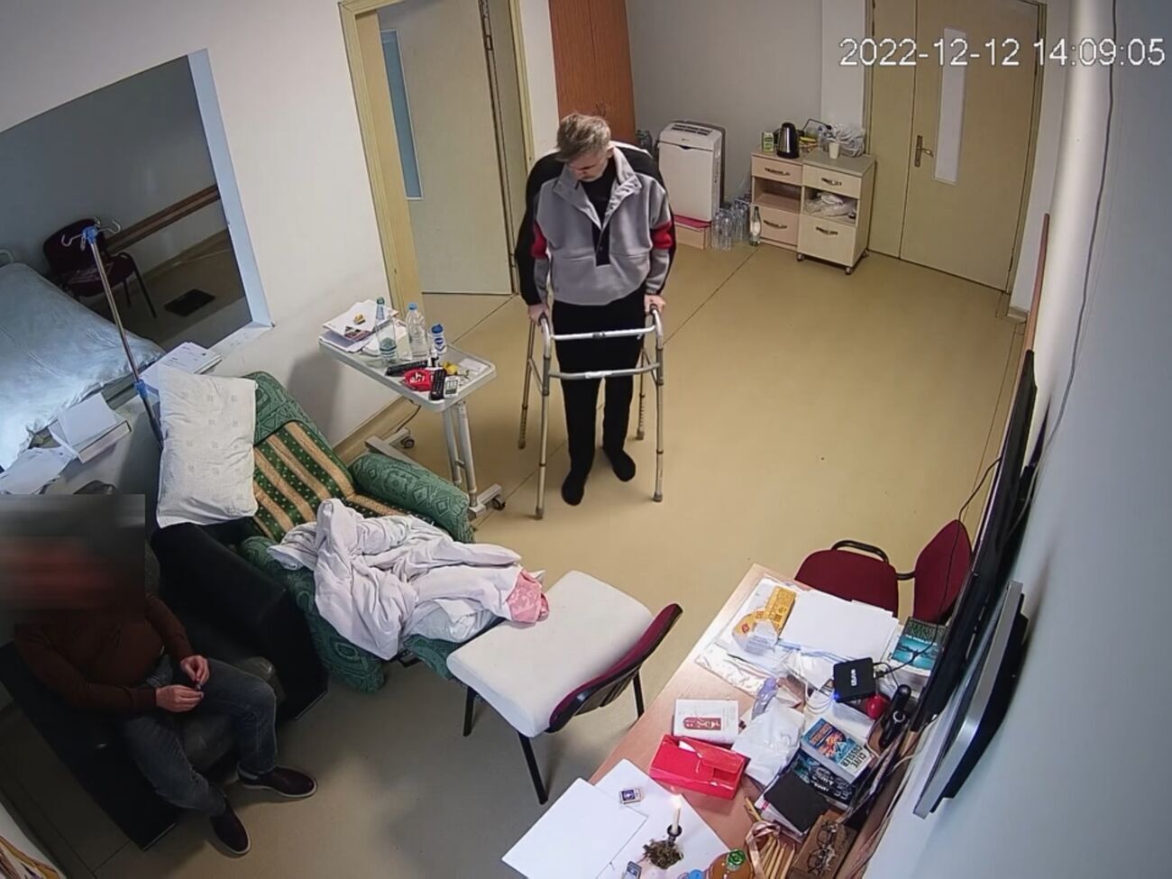 Судячи з відео, Саакашвілі останніми днями пересувався палатою за допомогою ходунків