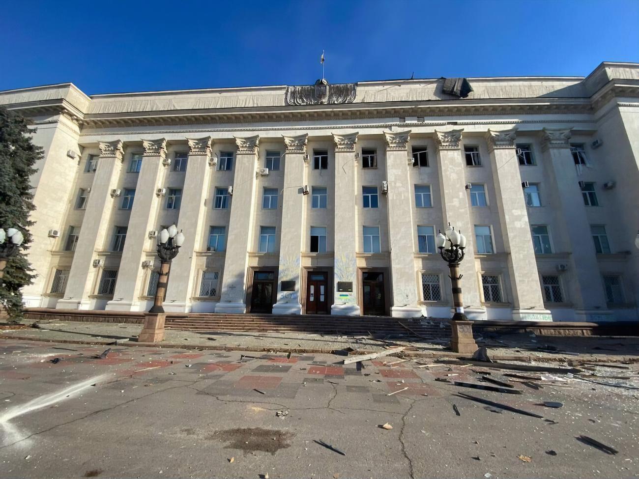Удар окупантів зафіксовано за 100 метрів від будівлі Херсонської ОВА