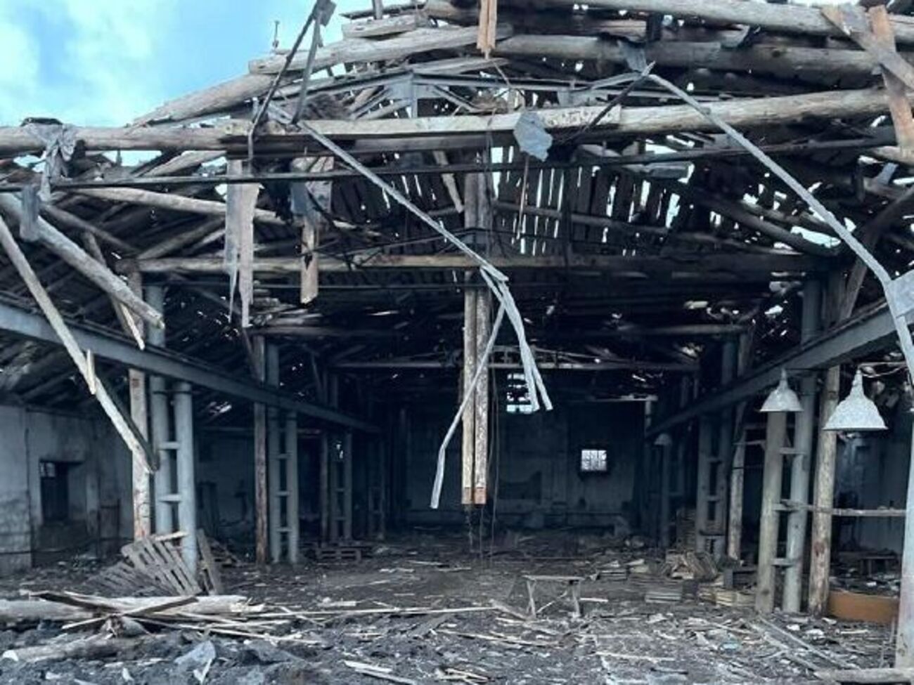 У Бахмуті внаслідок обстрілів пошкоджено будівлю агроскладу