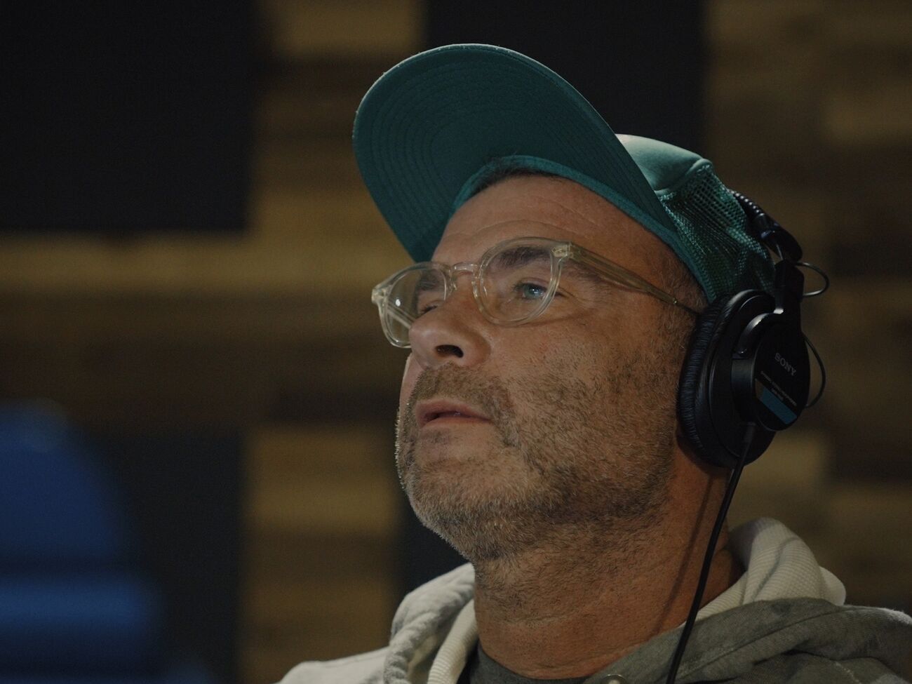 Запис закадрового тексту за участю Шрайбера проводили в Mirrortone Studios у Нью-Йорку