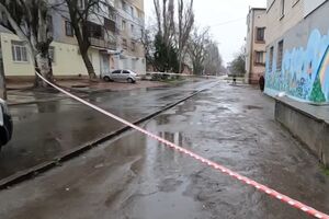 Обломками российских снарядов повреждены жилые дома и место, где расположен пункт медпомощи и выдачи гуманитарной помощи, отметил Янушевич