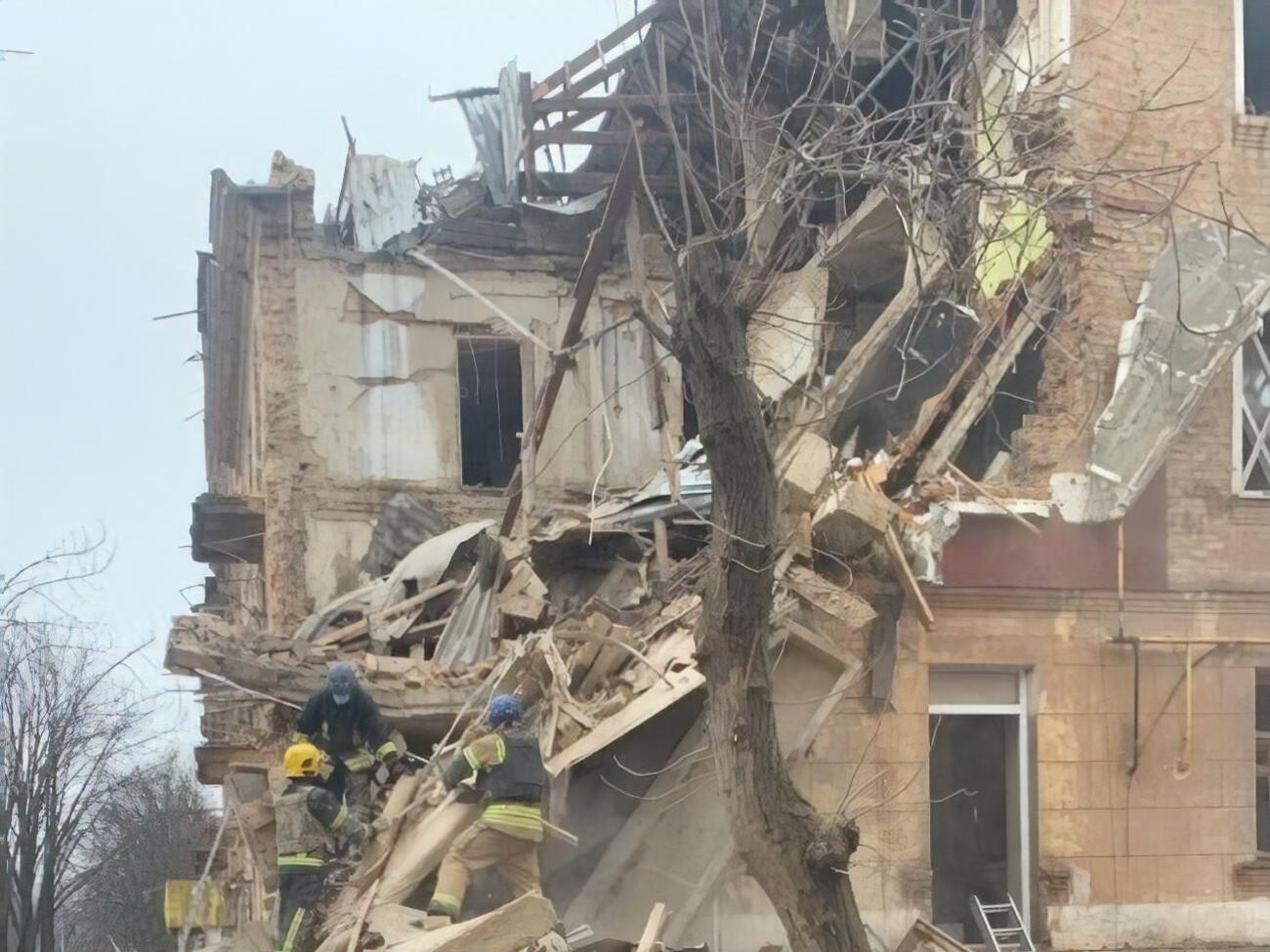 Розбір завалів зруйнованого ракетою житлового будинку триває