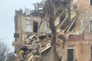 Розбір завалів зруйнованого ракетою житлового будинку триває