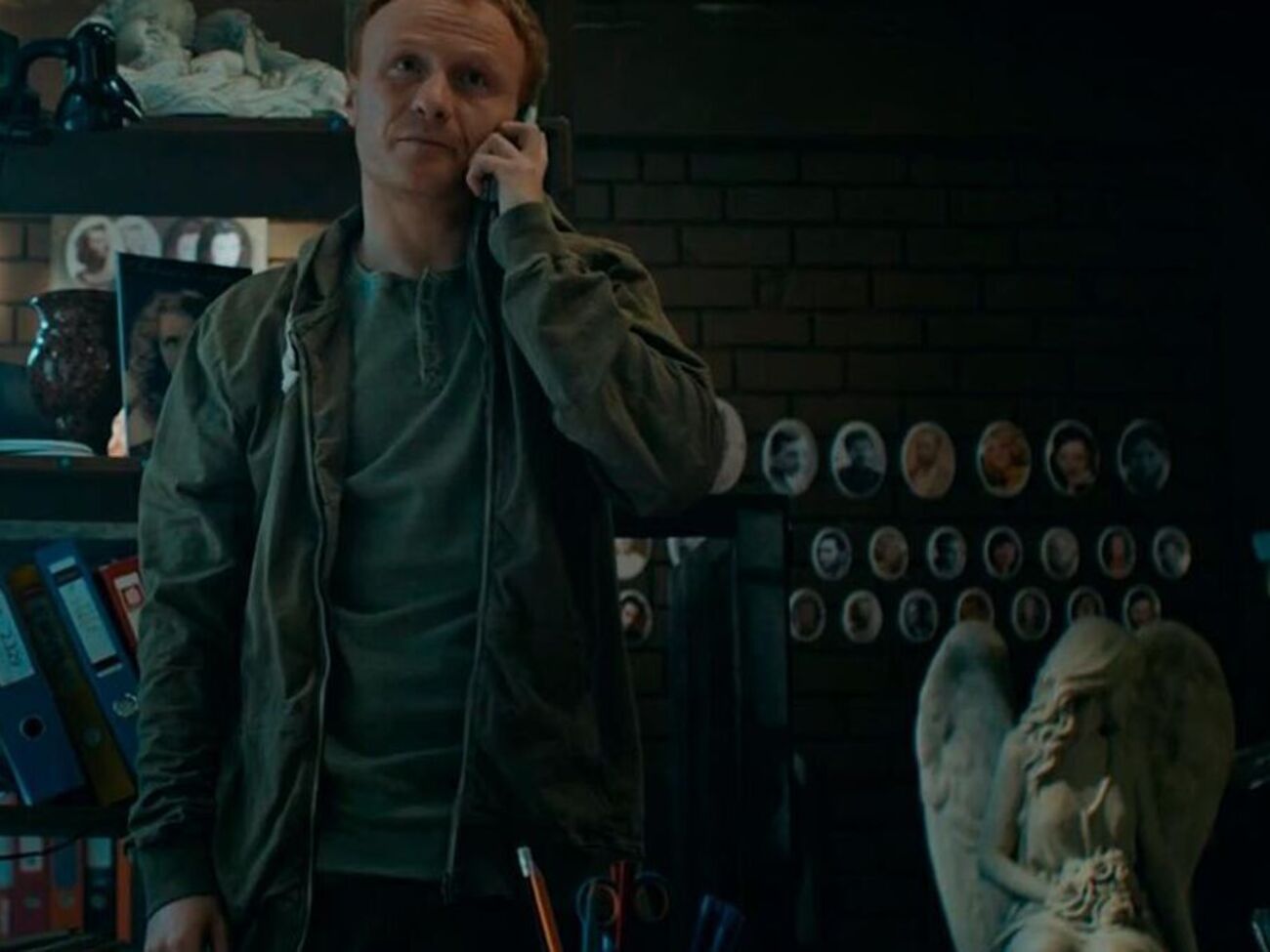 В фильме рассказана история бывшего архитектора Александра, который стал владельцем конторы по изготовлению памятников