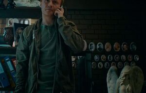 В фильме рассказана история бывшего архитектора Александра, который стал владельцем конторы по изготовлению памятников