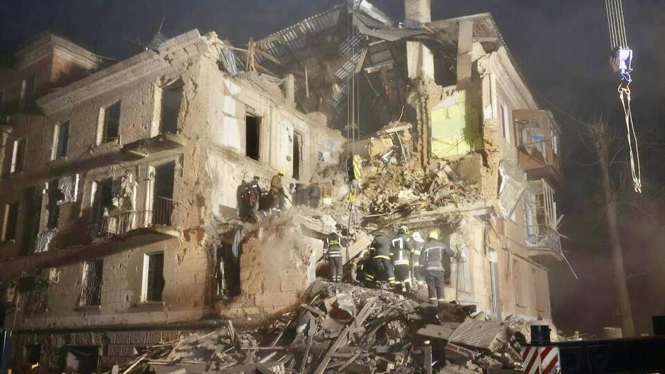 У Кривому Розі триває розбір завалів будинку, у який влучила російська ракета