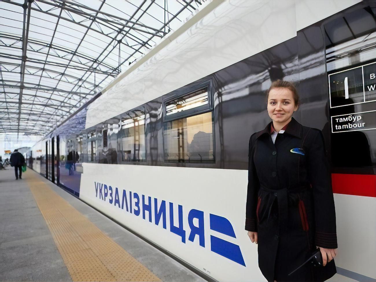 11 поездов в Украине вечером 16 декабря идут по графику