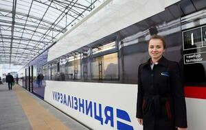 11 поездов в Украине вечером 16 декабря идут по графику