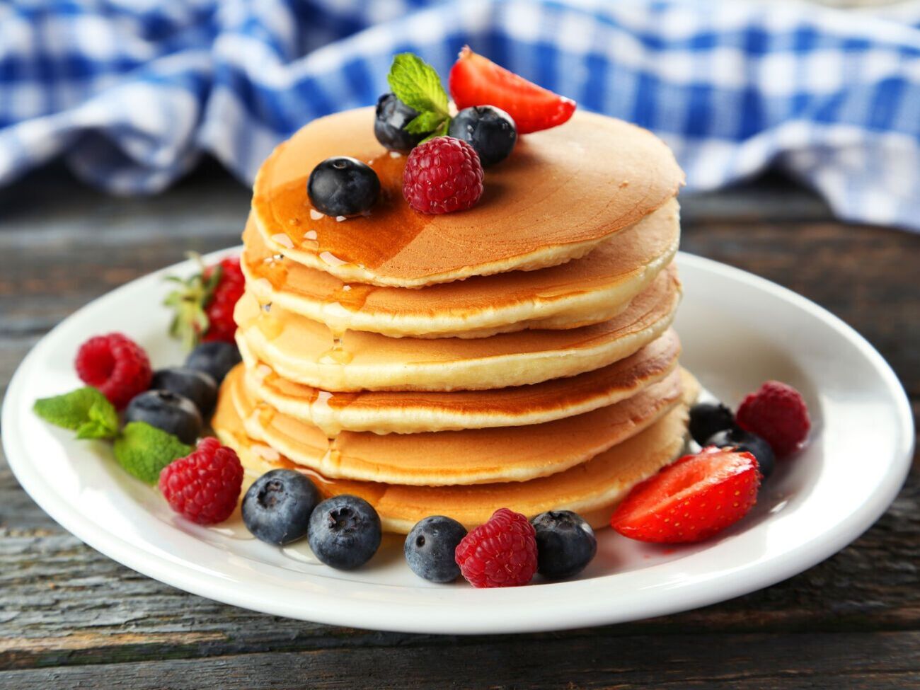 Запекать панкейки необходимо до румяной корочки в духовке,&nbsp;разогретой до 220&nbsp;&deg;C