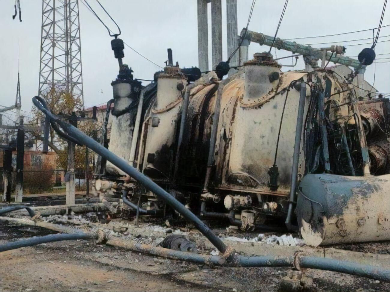 На энергетических объектах, поврежденных обстрелами, идут ремонтные работы, сообщили в "Укрэнерго"