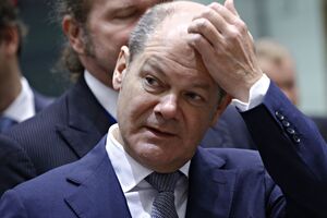 Необходимо сохранять "канал связи" с Кремлем, считает Шольц