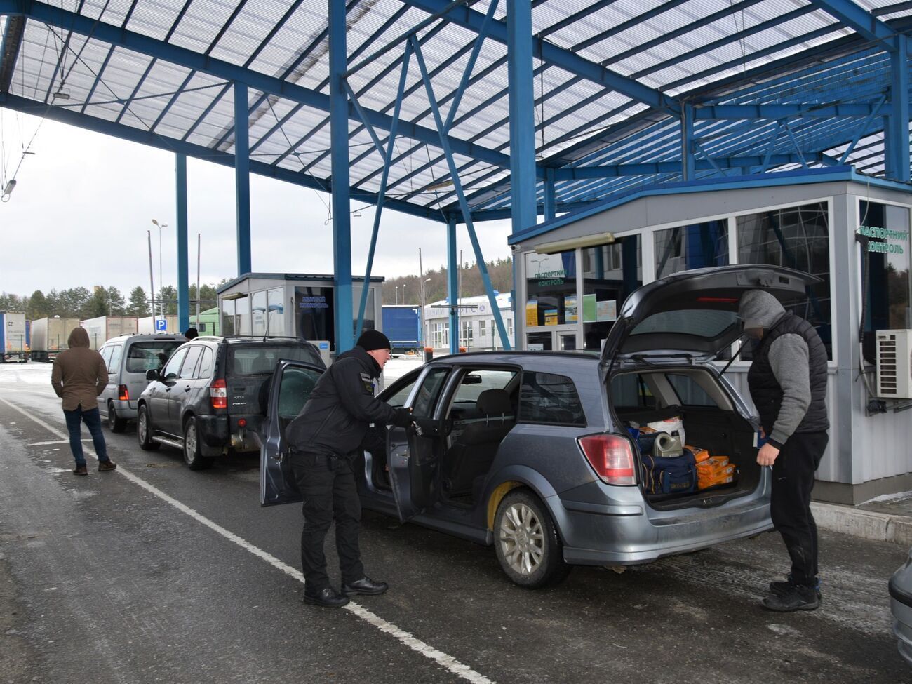 Кількість легкових автомобілів, які перетнули західний кордон України, зменшилася протягом тижня зі 132 тис. до 127 тис.