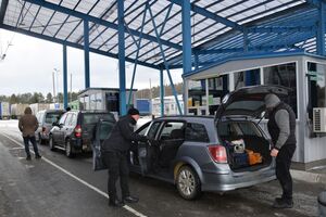Кількість легкових автомобілів, які перетнули західний кордон України, зменшилася протягом тижня зі 132 тис. до 127 тис.