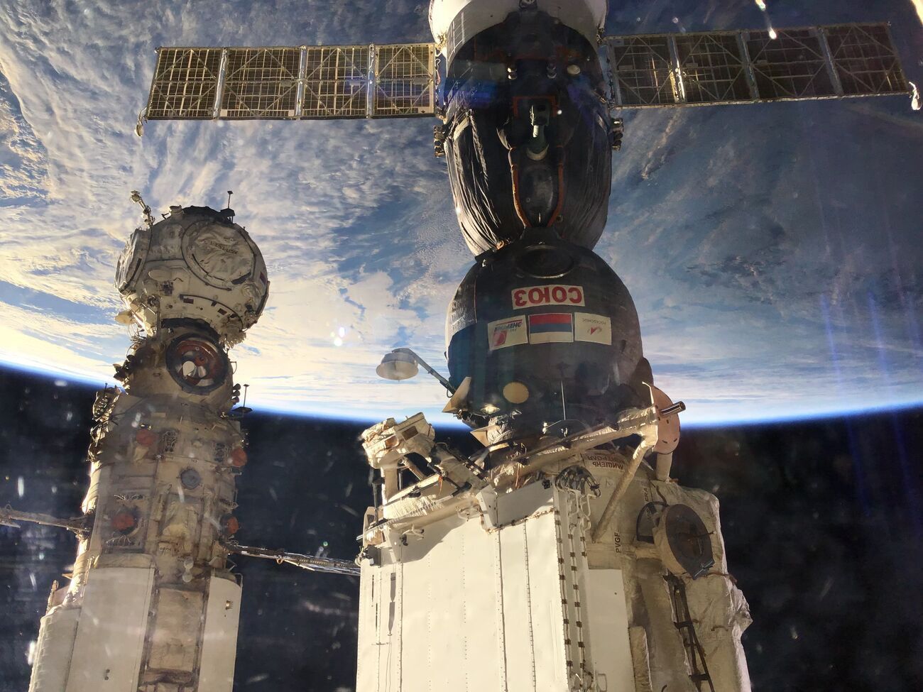 Из-за проблем с "Союзом" не смогли выйти в открытый космос российские космонавты