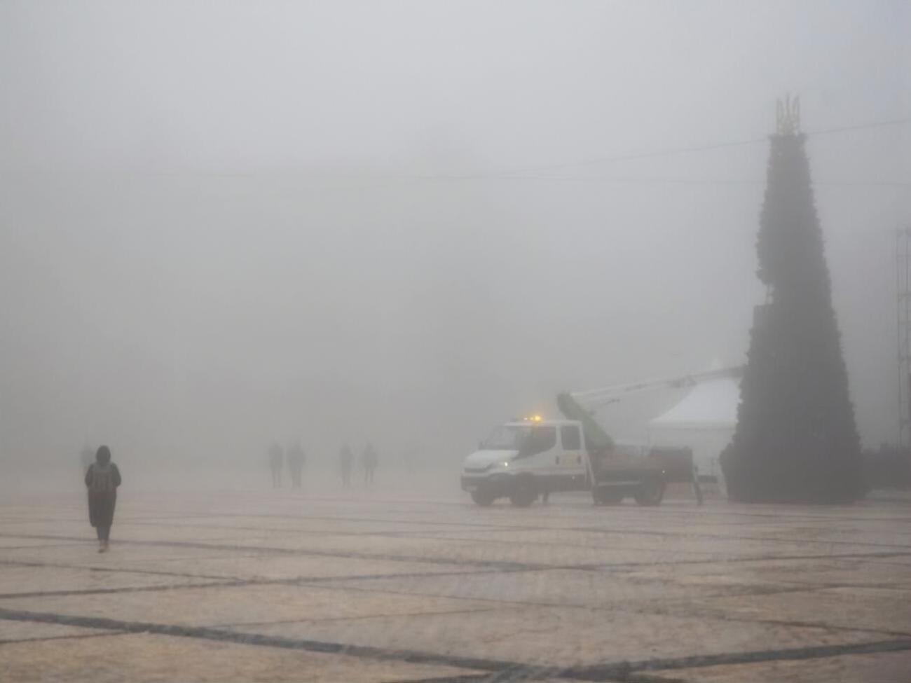 В Киеве смонтировали и украшают новогоднюю елку. Фоторепортаж