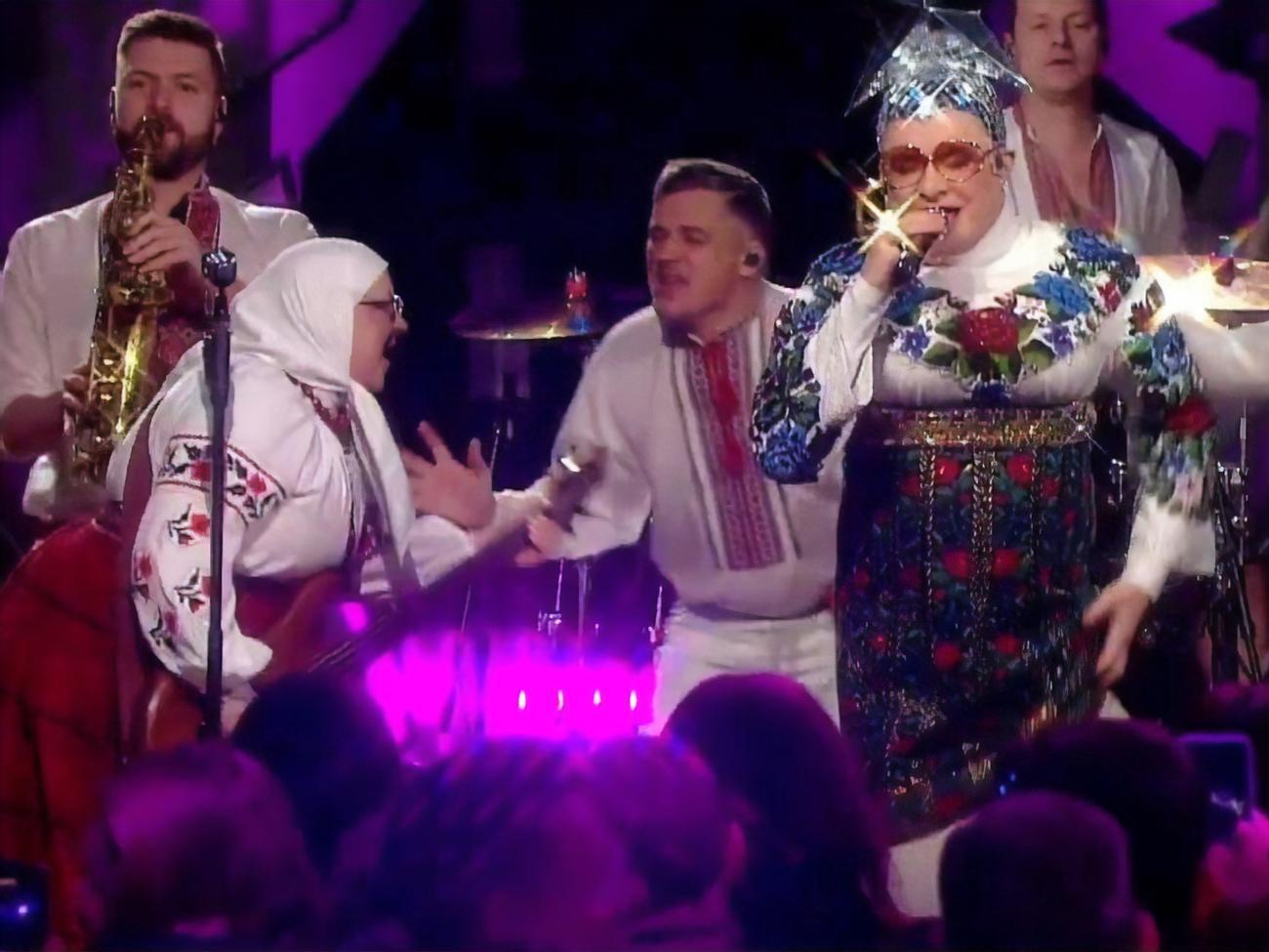 Сердючка виконала пісню "Є пропозиція"