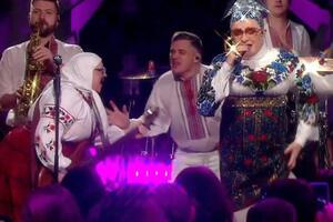 Сердючка виконала пісню "Є пропозиція"