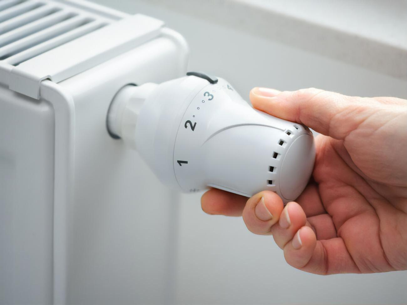 Протягом дня комунальники працюватимуть щодо окремих будинків, де можуть виникати локальні проблеми з теплом, повідомив Кличко