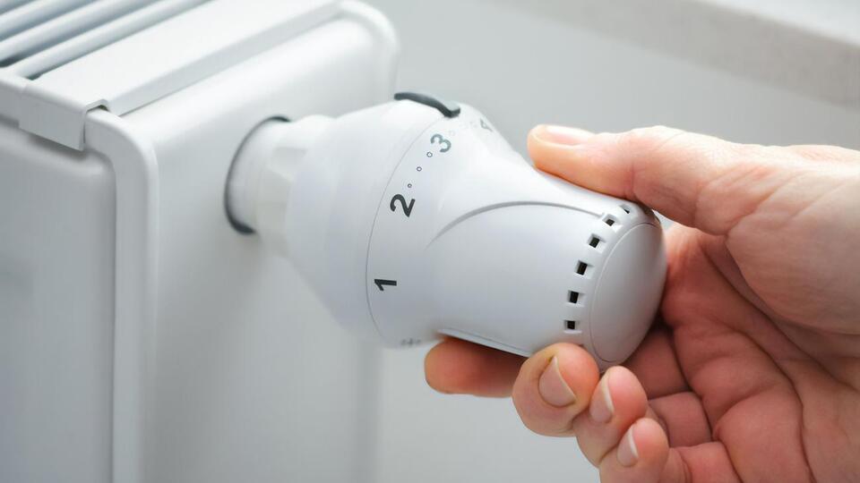 Протягом дня комунальники працюватимуть щодо окремих будинків, де можуть виникати локальні проблеми з теплом, повідомив Кличко