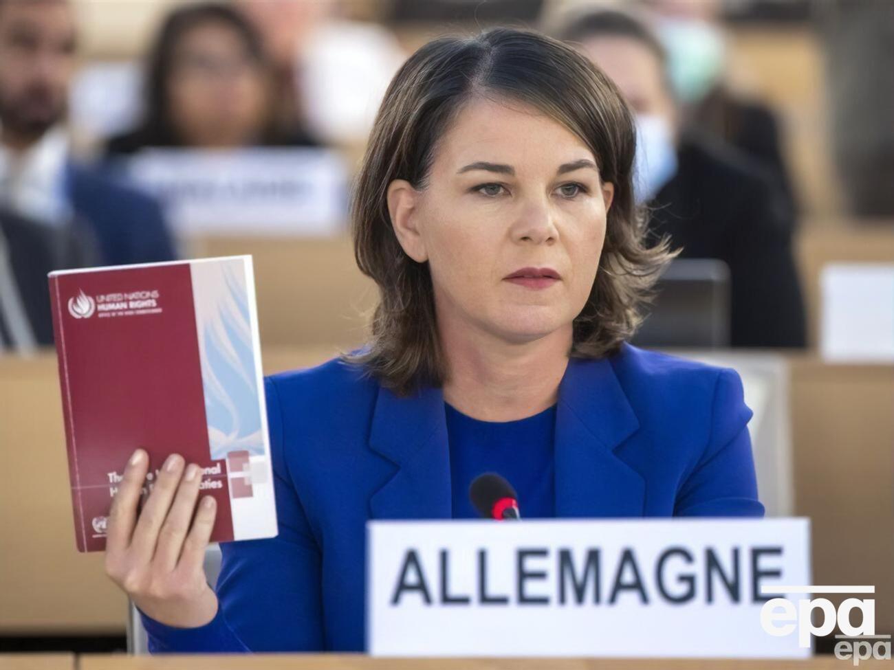 Бербок заявила, що зараз фіксують "що завгодно, тільки не чесні ознаки" виведення військ РФ з української території