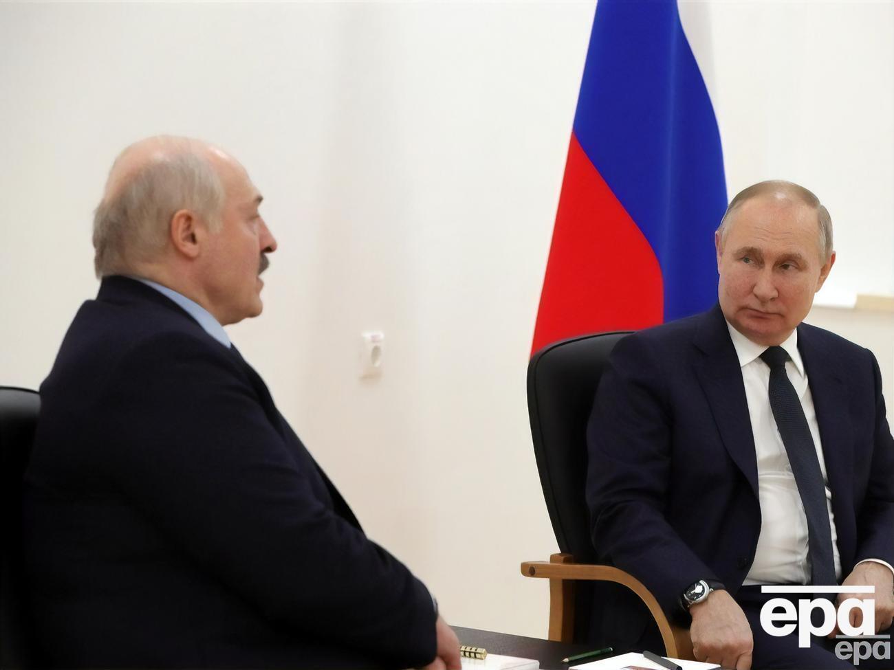 Путин (справа) может попытаться заставить Лукашенко (слева) согласиться на наземную военную операцию в Украине
